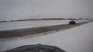 Tai xe mat lai do chay tren tuyet suyt dam xe khac hinh anh