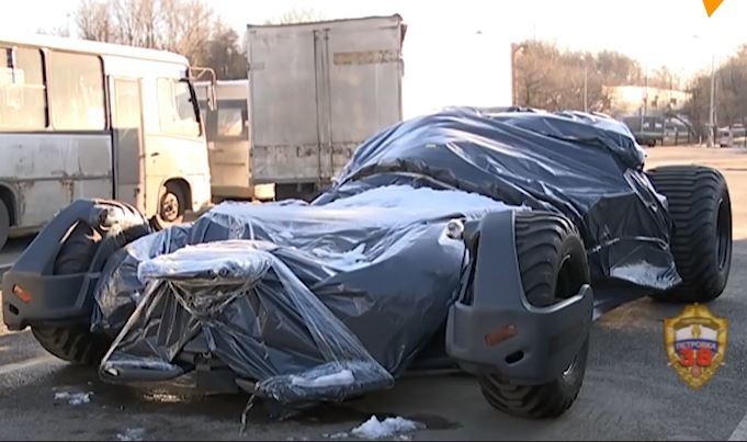 Chiec xe giong cua Batman bi bat giu tai Nga hinh anh