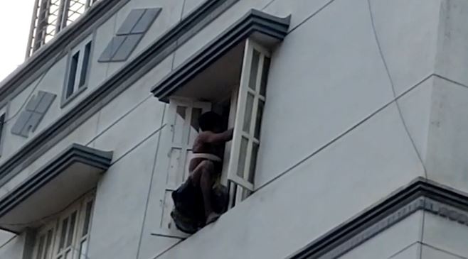 Giai cuu ten trom bi mac ket tren tang 3 hinh anh