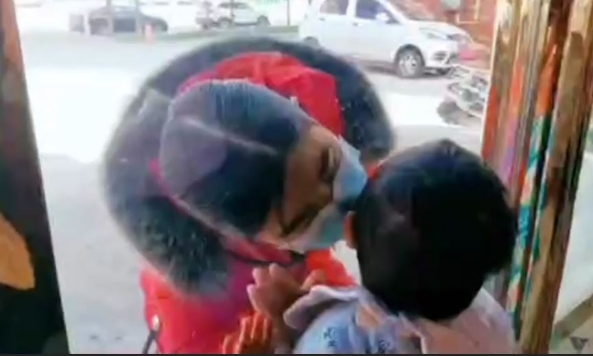 Y ta Trung Quoc hon con trai qua cua kinh sau 26 ngay khong gap hinh anh