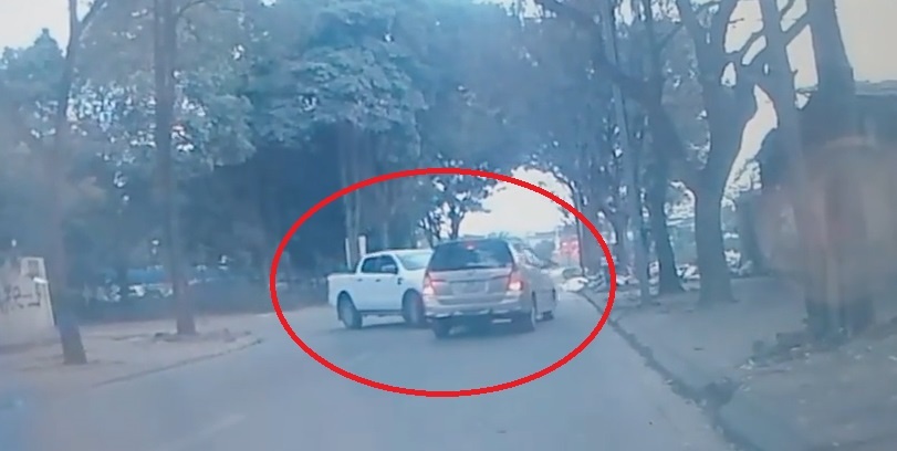 Nguoi phu nu tap lai oto dam vao xe khac tren duong hinh anh