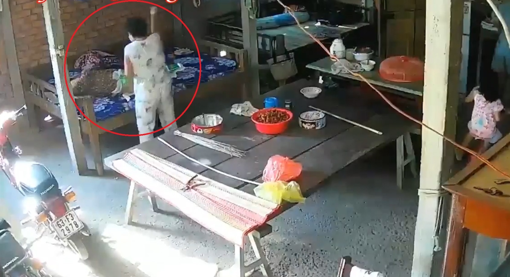 Khoi to cap vo chong bao hanh me 88 tuoi hinh anh