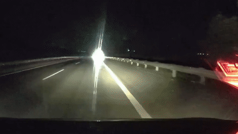 Hai oto roi den pha, chay nguoc chieu tren cao toc Ha Noi - Lao Cai hinh anh