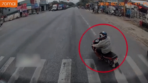 Canh tai xe lai xe may suyt chet vi bat ngo lao vao dau xe tai hinh anh