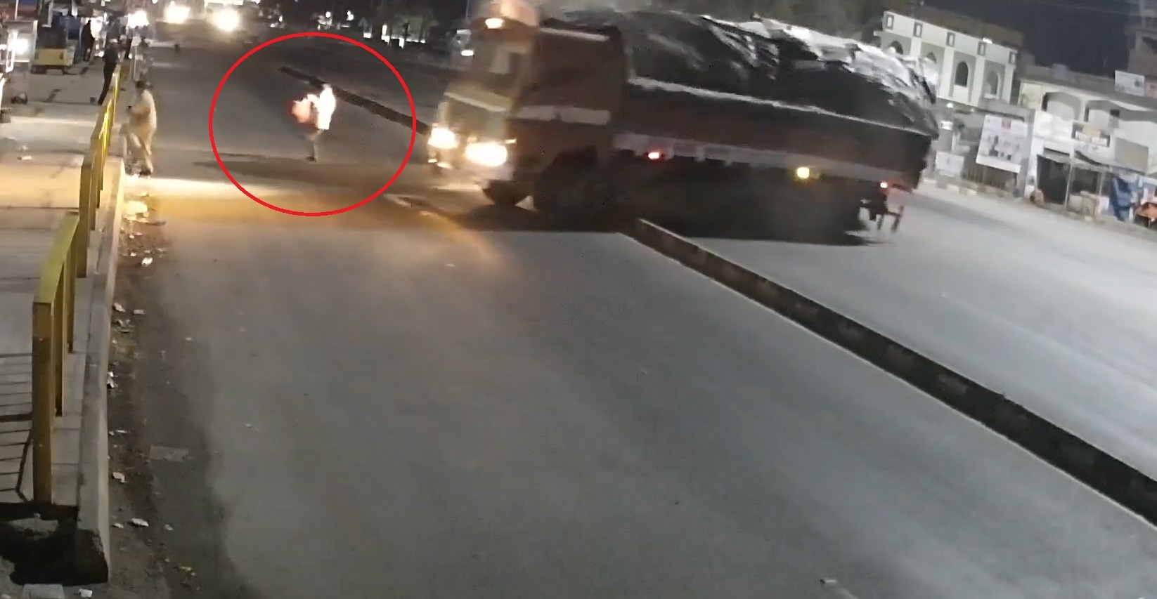 Hai xe tai dam vao nhau, nguoi dan ong di bo suyt mat mang hinh anh