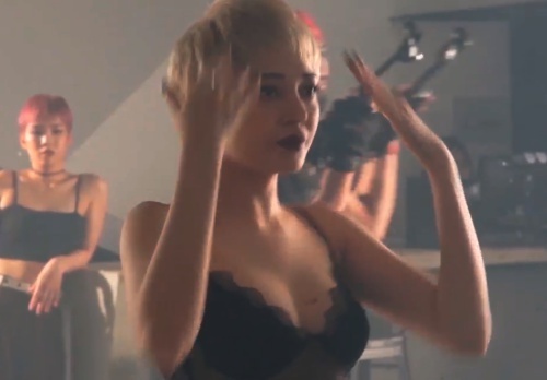 Bao Anh goi cam trong video hau truong hinh anh