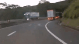 Container chay loang choang vi khong phanh duoc hinh anh