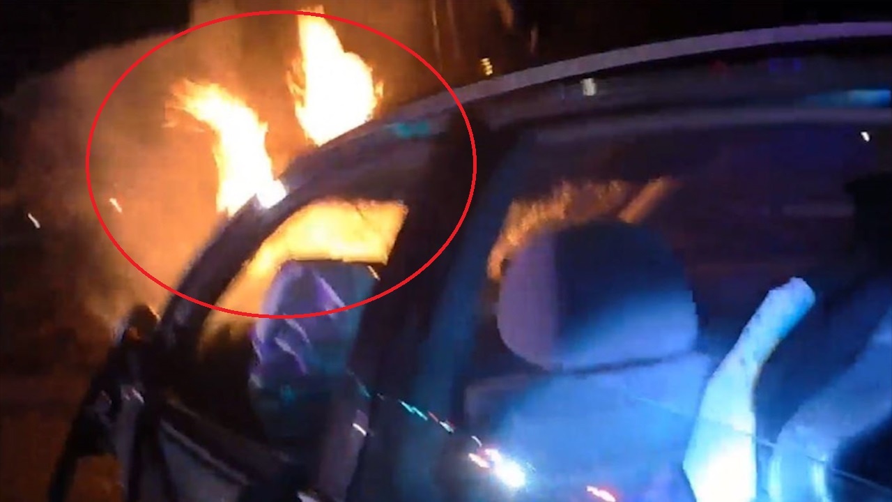 Canh sat My hop suc nang xe, cuu nan nhan ra khoi oto dang boc chay hinh anh