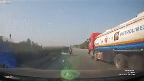 Nu tai xe xe may sang duong au bi oto dam trung hinh anh