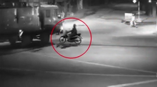 Dam xe may vao xe tai roi bat tinh tai cho hinh anh