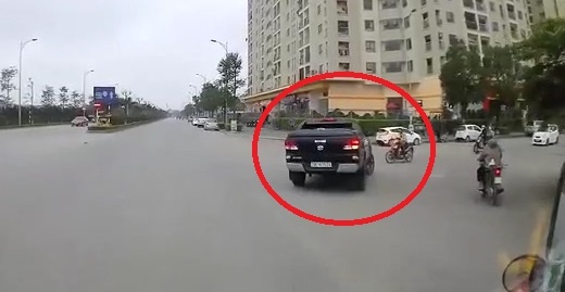 Xe ban tai om cua toc do cao dam nguoi di xe may hinh anh