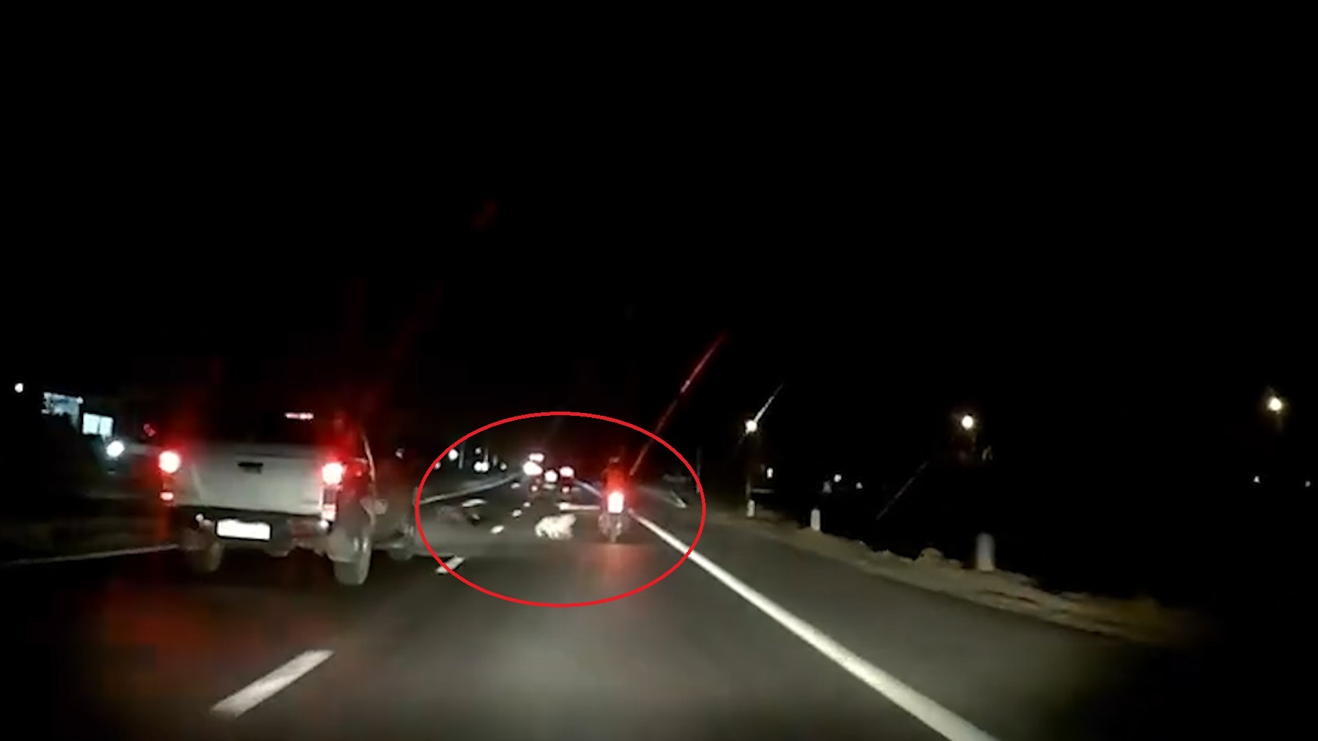 Cho lao sang duong trong dem suyt gay tai nan cho xe may hinh anh