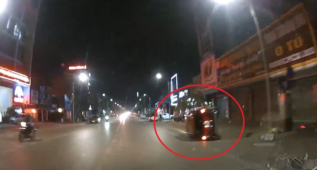 Oto con mat lai lao vao via he lat ngang tren duong hinh anh