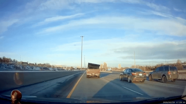 Nap thung xe ban tai bi gio cuon vang vo kinh oto phia sau hinh anh