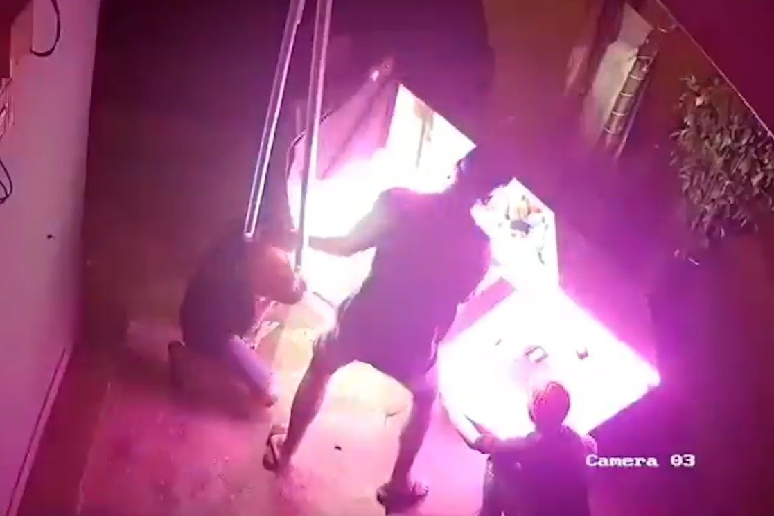 Nhom thanh nien trom may gap thu hinh anh