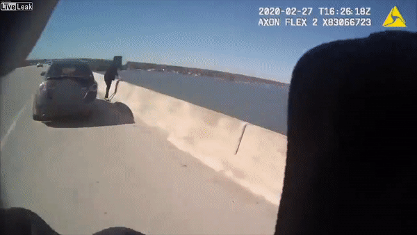 Canh sat den kip luc, giai cuu co gai nhay cau tu tu o My hinh anh