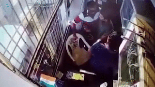 Nhan vien tram thu phi bi chinh tri gia danh dap vi mo rao chan cham hinh anh