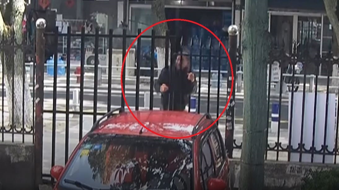 Nguoi dan ong bi ket o cong rao khi treo vao khu dan cu hinh anh