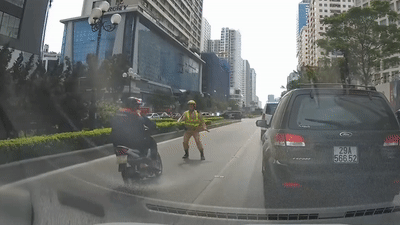 Xe may phong nhanh, lang lach ne canh sat o Ha Noi hinh anh