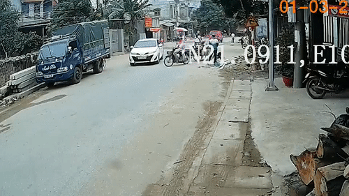 Xe may sang duong khong quan sat gay hoa cho oto hinh anh