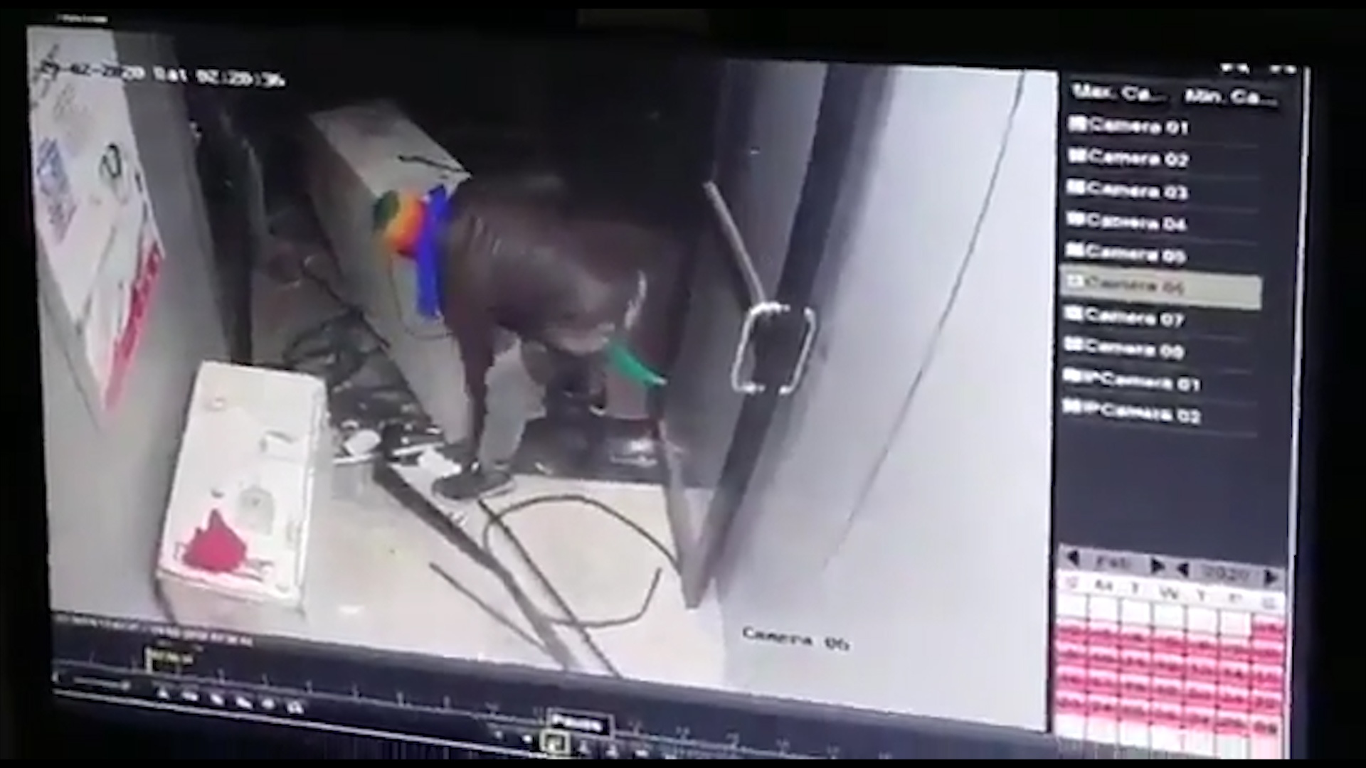 Bang nhom cuop may ATM bang day cap nhu trong phim hanh dong hinh anh