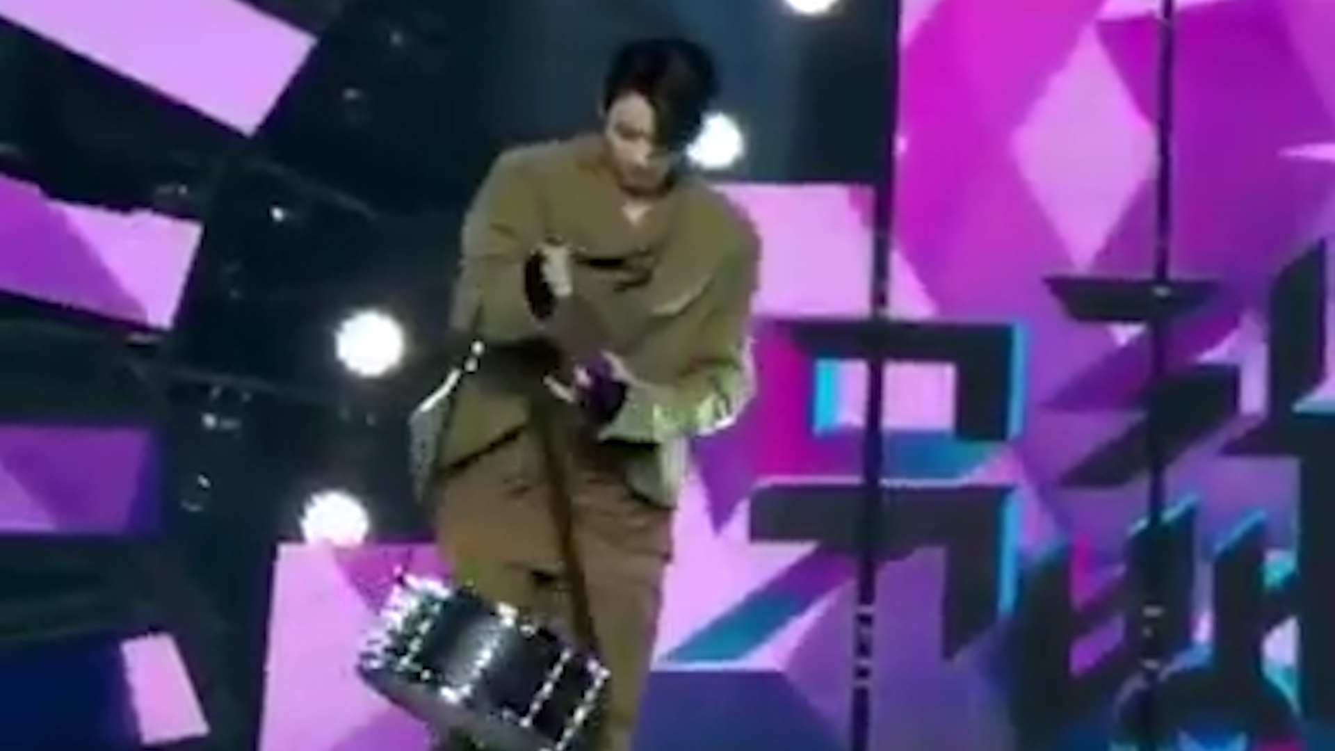 Jungkook (BTS) giup nhan vien thu don dao cu sau buoi dien hinh anh