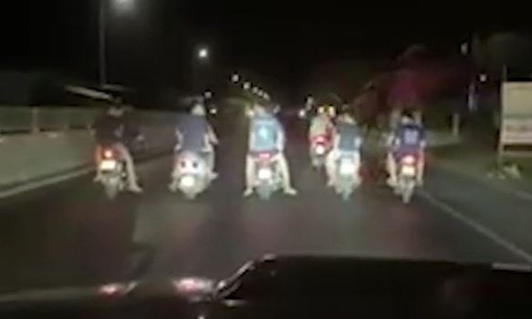 Nhom thanh nien di xe may dan hang ngang tren quoc lo hinh anh