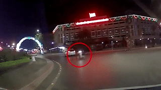 Xe may lao vao vong xoay roi ban len khong trung sau va cham hinh anh