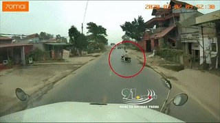 Tranh xe may sang duong bat can, container lao vao nha dan hinh anh