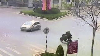 Xe may chay toc do cao dam oto, tai xe vang len cao hinh anh