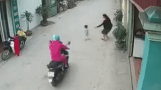 Be gai lao ra duong bi xe may dam truc dien hinh anh