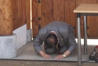 Giao chu Tan Thien Dia cui dau xin loi vi de tin do nhiem virus corona hinh anh