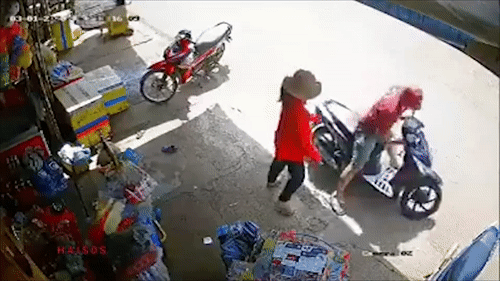 Nam thanh nien mua card dien thoai, quyt tien ro ga bo chay hinh anh