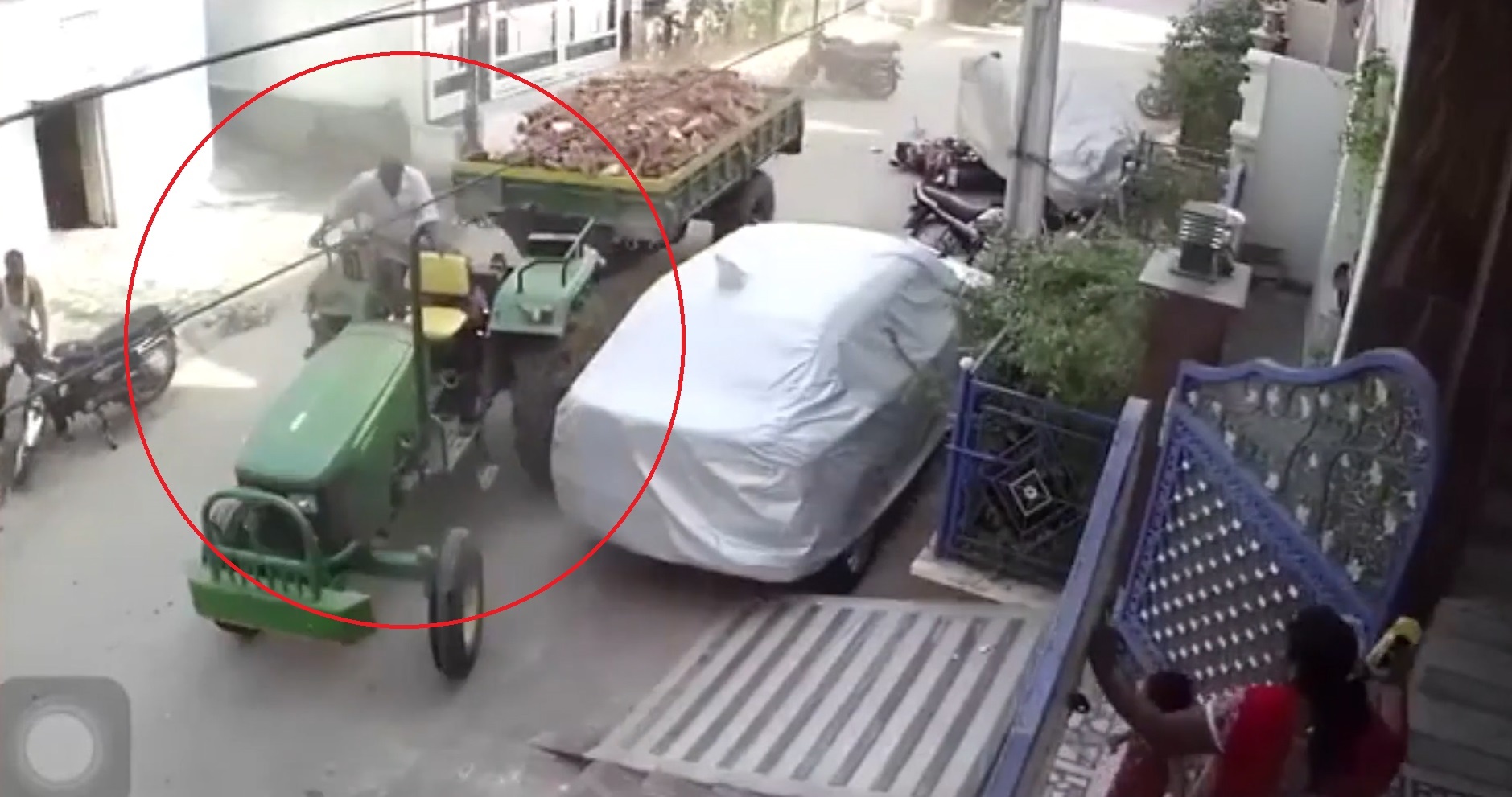 Xe may cay dam hang loat phuong tien vi tai xe bi dong kinh hinh anh