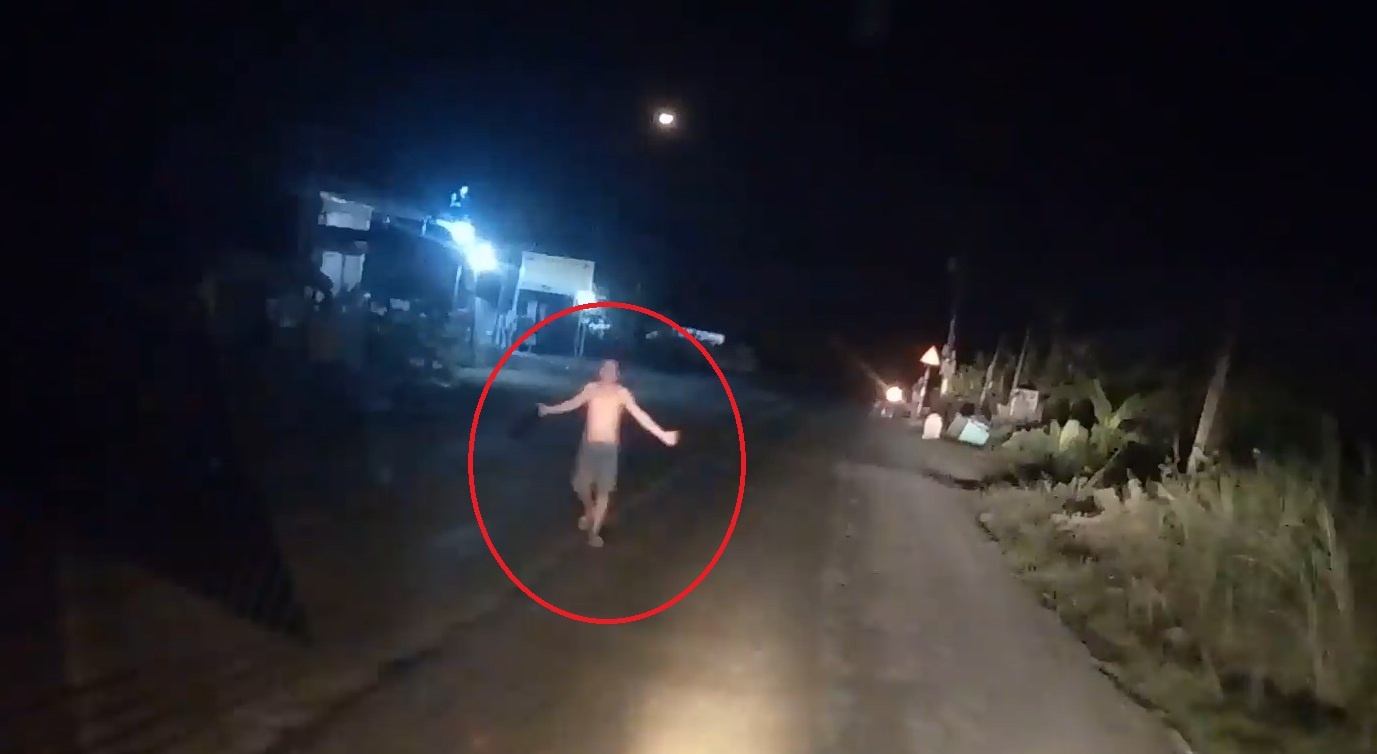 Nguoi dan ong di bo giua duong trong dem suyt gay hoa cho oto hinh anh