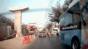 Tai xe mai noi chuyen, xe may tong vao duoi oto hinh anh