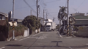 Thung container va vao cot dien khi dang chay vi tai xe bat can hinh anh