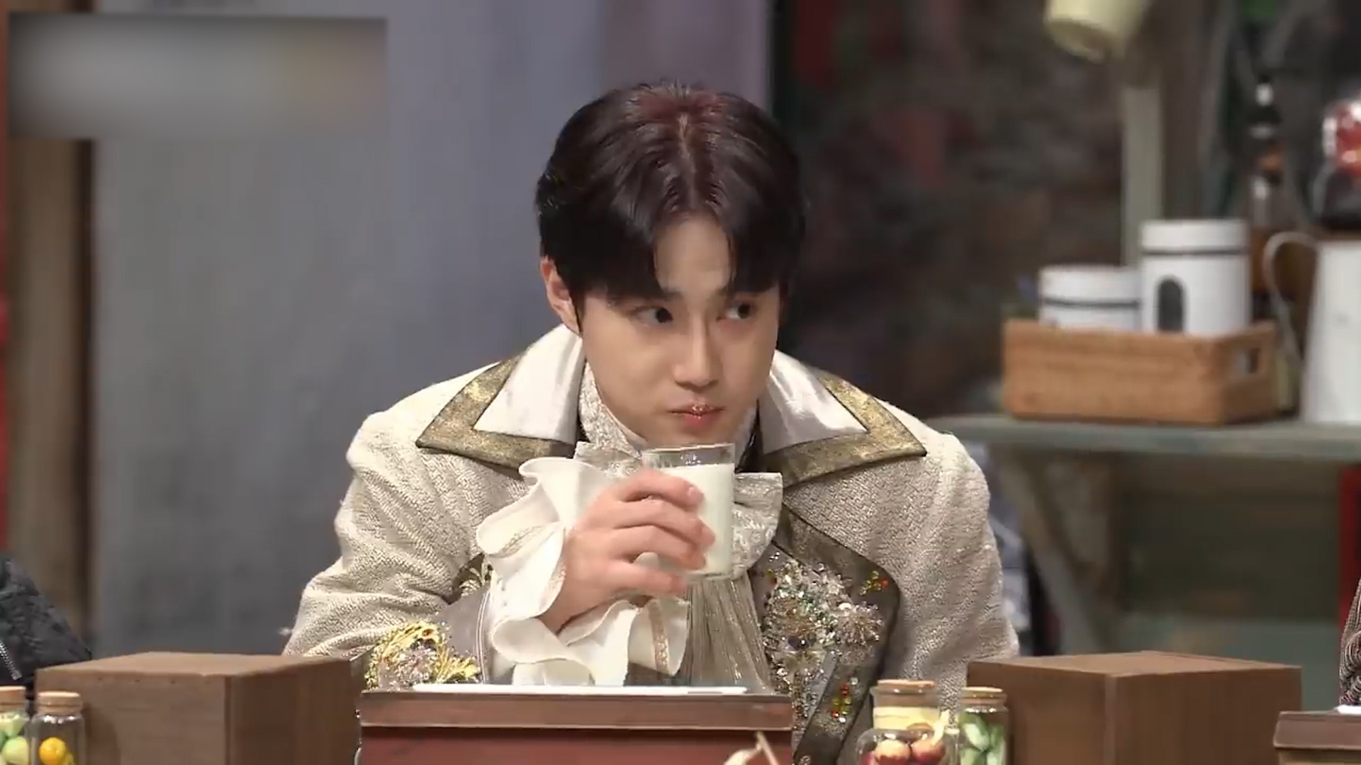 Truong nhom EXO an voi banh trong hau truong hinh anh