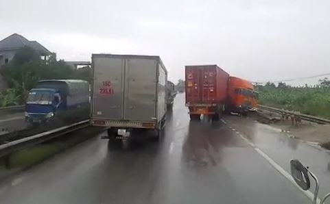 Container di nhanh phanh gap khien xe xoay ngang tren duong hinh anh