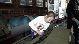 Be gai mau giao o Nga lap sung truong Kalashnikov chi mat vai giay hinh anh