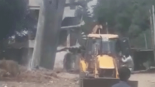 Nguoi dan ong may man chay thoat khi thap nuoc do sap hinh anh