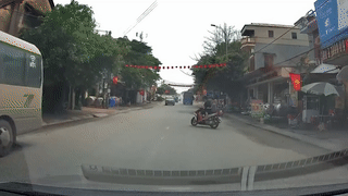 Thanh nien di xe may bang qua duong suyt bi oto dam hinh anh