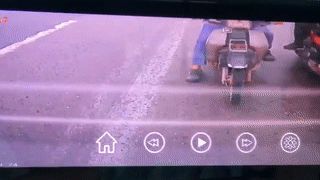 Xe may khong quan sat dam vao duoi oto hinh anh