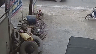 Hai hoc sinh phong xe may toc do cao tong thang vao goc cay hinh anh