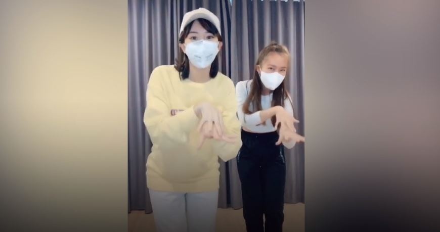 Min thuc hien vu dieu rua tay tren nen nhac ‘Ghen Co Vy’ hinh anh