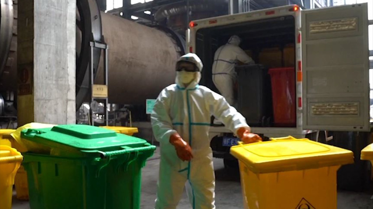 Vu Han dot 100 tan rac y te moi ngay hinh anh