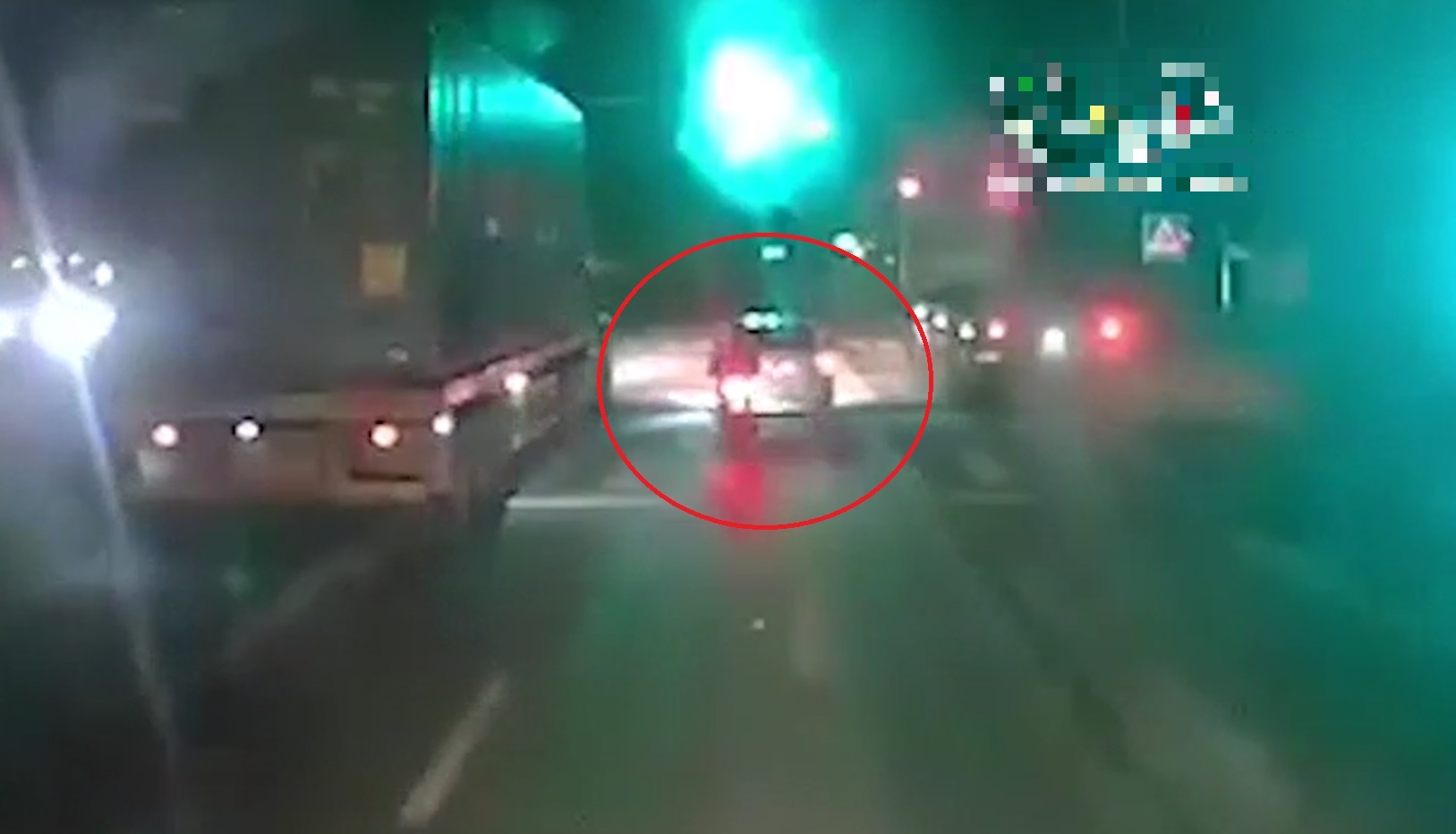 Tai xe xe may phong nhanh dam vao oto roi nga vao gam container hinh anh