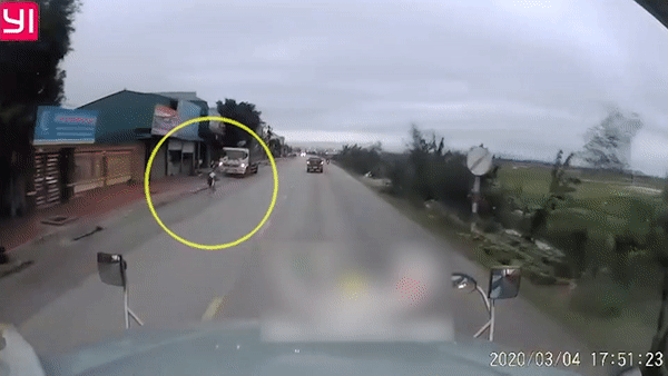 Lai container hot hoang khi thay nam thanh nien lao thang vao dau xe hinh anh