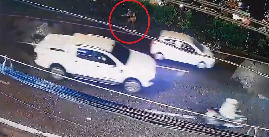 Tai xe xe may dung da nem vo kinh oto sau va cham hinh anh