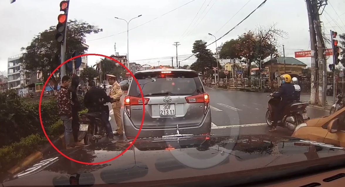 Xe may cho 3 dau tran dung cho den do truoc mat CSGT hinh anh